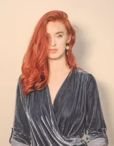 Ragazza con capelli non paglia